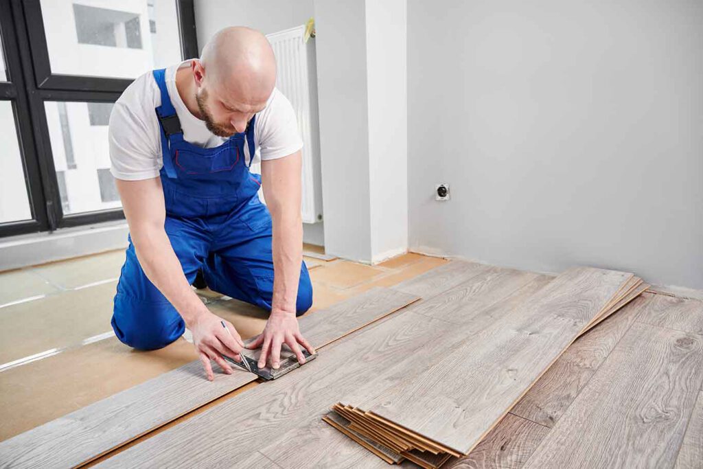 Handwerker verlegt Boden