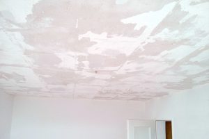 Renovierungsbedürftige Decke